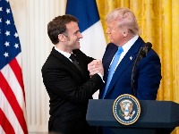 Tramp objavio Makronove poruke: Hajde da večeramo... (FOTO)