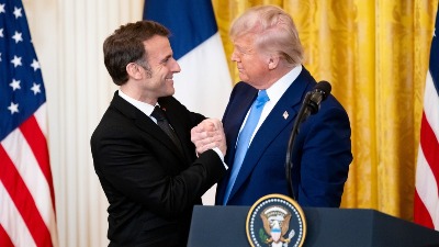 Tramp objavio Makronove poruke: Hajde da večeramo... (FOTO)