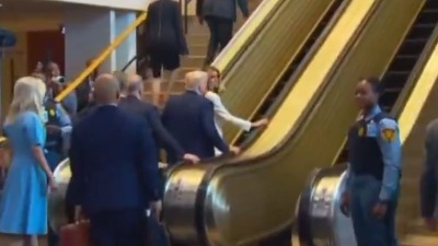 Tramp i Melanija zapeli na stepenicama, mreže se zapalile (VIDEO)