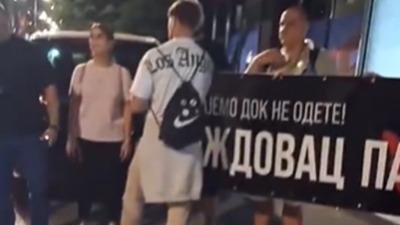Građani ispred prostorija SNS-a na Voždovcu: Doneli mrtvački kovčeg i ubacili fantomku (VIDEO)