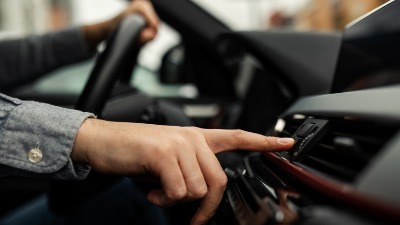 OVO skriveno dugme u vašem autu može vam spasiti život: Mnogi ne znaju ni gde je ni čemu služi, a ključan je ako se desi udes