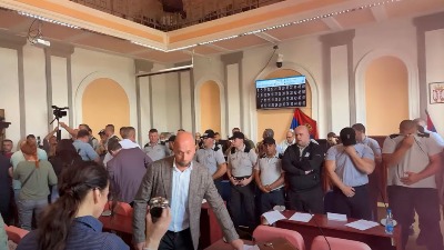 Tenzije u Skupštini Zaječara: Bačena dimna bomba (FOTO)