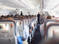 ŠOK SCENA u avionu: Žena se probudila tokom leta i kada je videla šta radi putnica do nje, zgadio joj se život (VIDEO)