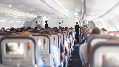 ŠOK SCENA u avionu: Žena se probudila tokom leta i kada je videla šta radi putnica do nje, zgadio joj se život (VIDEO)