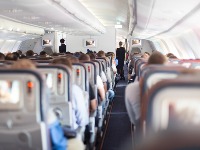 Nikad ne biste pogodili zašto STJUARDESE pozdravljaju putnike pri ulasku u avion: Snimak pogledalo preko 3 miliona (VIDEO) 