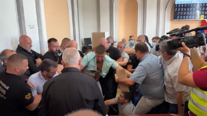 Haos u Zaječaru: Privatno obezbeđenje BIJE I DAVI opozicionare (VIDEO)