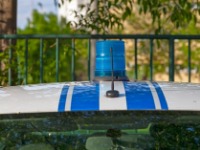 Autom pokušao da probije blokadu u CG, pa mu razbijena "šoferka"