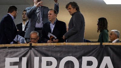 Kusturica u Partizanovom dresu peva pesmu posvećenu Maradoni (VIDEO)