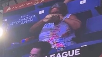 Došla na meč Zvezda - Dubai, izvadila VEKNU HLEBA i ukrala šou (VIDEO, FOTO)
