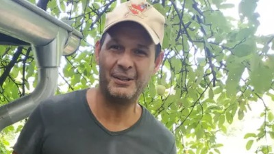 Kubura napustio Beograd i našao mir na selu: Pravi svoje vino i gaji svinje (FOTO)