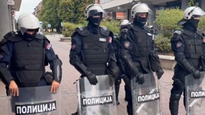 Napeto u Kraljevu: Policija obezbeđuje skup protiv blokada (VIDEO)