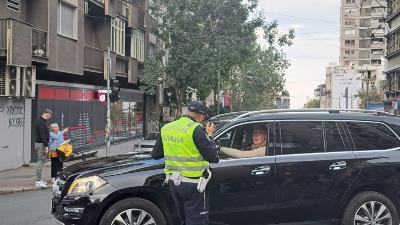 Bivši košarkaš uslikan na SNS skupu protiv blokada (VIDEO)