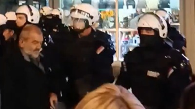 Građani gađali jajima prostorije SNS u Čačku (VIDEO)
