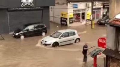 POTOP u Kragujevcu: Automobili se jedva probijaju POPLAVLJENIM ULICAMA (VIDEO)