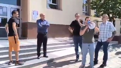 Protest protiv nastavnice i SNS aktivistkinje koja je pretila silovanjem dece (VIDEO)