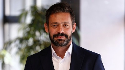 Milan Vasić kleči pred ženom i ljubi joj stomak ispred manastira Visoki Dečani: Emotivan snimak raznežio internet (VIDEO)  Milan Vasić kleči pred ženom i ljubi joj stomak ispred manastira Visoki Dečani: Emotivan snimak raznežio internet (VIDEO)