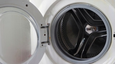 Sipajte ključalu vodu u mašinu za veš: Gledajte kako nestaje problem koji vas DUGO MUČI (VIDEO)