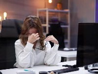 Mislila da je oči bole od previše gledanja u ekran, ali to je bio znak ZASTRAŠUJUĆE BOLESTI 