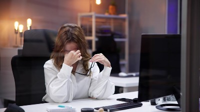 Mislila da je oči bole od previše gledanja u ekran, ali to je bio znak ZASTRAŠUJUĆE BOLESTI 