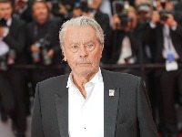 Mlađi sin Alena Delona želi da isključi svoju sestru iz podele očevog nasledstva