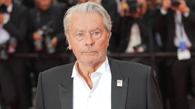 Mlađi sin Alena Delona želi da isključi svoju sestru iz podele očevog nasledstva