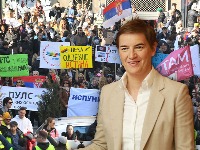 Brnabić tvrdi da su prosvetarima porasle plate 140 odsto: "Da je tako, nastavnici bi živeli na Dedinju"