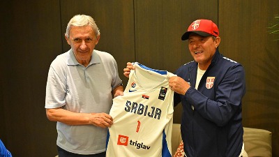 Piksi posetio košarkaše u Rigi: Pešiću orasnice i čuveno piće