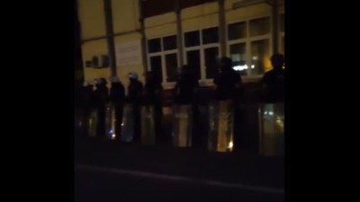 Kordon policije u punoj opremi ispred DIF-a (VIDEO)