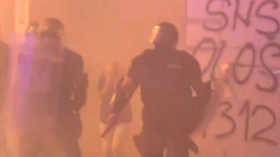 4 kordona policije okružilo građane u NS: "Policija bacila suzavac, biber sprej i pirotehnička sredstva"