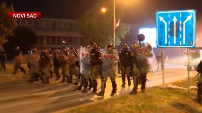 Građanin: 20-ak policajaca istrčalo iz Rektorata i počelo da udara narod