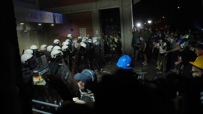 "Odstupite": Ovako je dekan PMF sprečio upad policije (VIDEO)