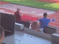 Skandalozne scene: Letonci se zaleteli i uzeli zastavu Srbije (VIDEO)