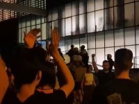 Pušteni građani i studenti koje su držali zatvorene u Rektoratu: Dobili ovacije i aplauz (VIDEO)