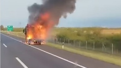 Buktinja na auto-putu: Zapalio se kamion (VIDEO)