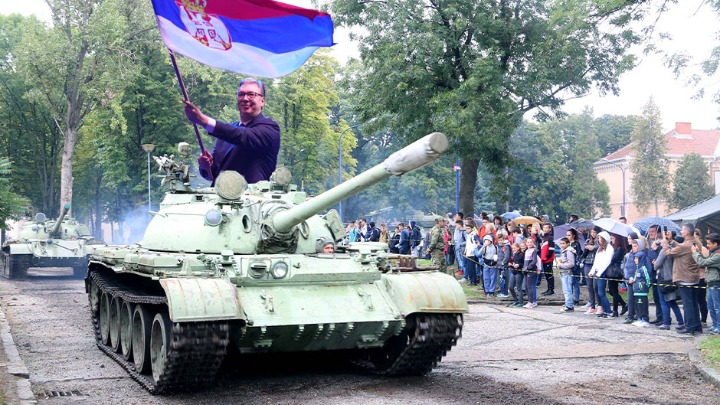SKUPA KAFANSKA ZAFRKANCIJA Šta će Vučiću vojna parada? 