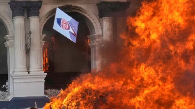GORI NEPAL! Supruga bivšeg premijera živa spaljena u kući koju su zapalili demonstranti