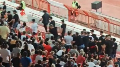 Šta se sve dešavalo na Marakani? Uvrede za Vučića, huligani u crnom tukli na tribini, navijači se sklanjali (VIDEO)