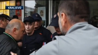 Napeto ispred Skupštine Kraljeva: Policija ne da opozicionim odbornicima da uđu (VIDEO)