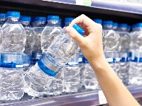Nova studija otkrila ŠOKANTNU ISTINU o flaširanoj vodi: ZAPREPASTIĆETE SE šta zapravo unosite u organizam