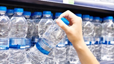 Nova studija otkrila ŠOKANTNU ISTINU o flaširanoj vodi: ZAPREPASTIĆETE SE šta zapravo unosite u organizam