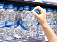 SRBIJA PLIVA U VODI, a proizvođači u PROBLEMU! Visoke takse guše domaće brendove