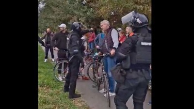 Napeto u Novom Sadu: Policija potisnula građane koji se protive šetnji SNS-ovaca (VIDEO)