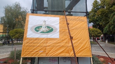 Ispravljena blamaža u Kuršumliji: Promenjena građevinska tabla (FOTO)