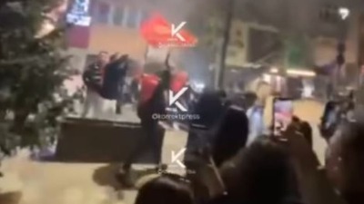 Pucnjava u Prištini tokom meča Srbija - Albanija: Išao kroz masu pa OSUO PALJBU (VIDEO)