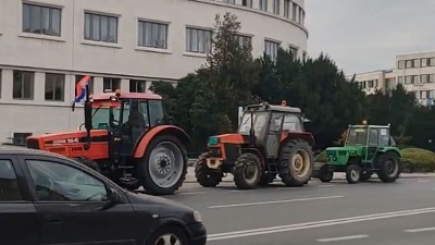 Počeo protest poljoprivrednika: Prvi traktori stigli u Novi Sad (VIDEO)