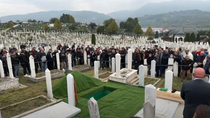 "Mnogi pevači ne dočekaju puno godina": Branka Sovrlić na sahrani Halida Bešlića