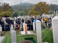 Sahranjen Halid Bešlić: Na večni počinak ga ispratile desetine hiljada ljudi (FOTO/VIDEO)