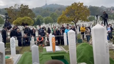 Sahranjen Halid Bešlić: Na večni počinak ga ispratile desetine hiljada ljudi (FOTO/VIDEO)