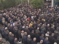 Ispoštovani islamski običaji: Halid Bešlić sahranjen bez pesme