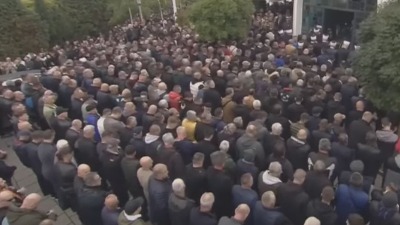 Ispoštovani islamski običaji: Halid Bešlić sahranjen bez pesme